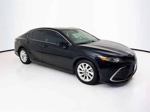 Used 2022 Toyota Camry LE image 1