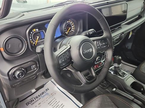 Used 2025 Jeep Gladiator Mojave w/ Convenience Group image 18