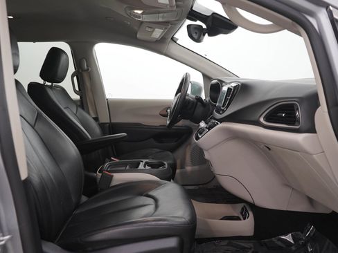 Used 2019 Chrysler Pacifica Touring-L w/ Advanced Safetytec Group FWD image 13