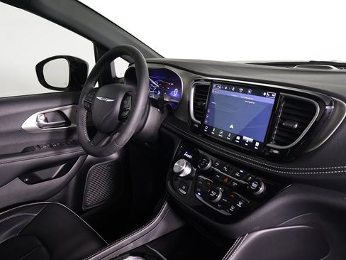 Used 2023 Chrysler Pacifica Limited w/ Uconnect Theater Family Group image 30