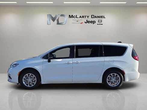 New 2026 Chrysler Pacifica Select image 3