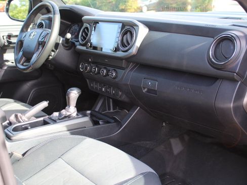 Used 2020 Toyota Tacoma TRD Off-Road w/ Technology Package image 22