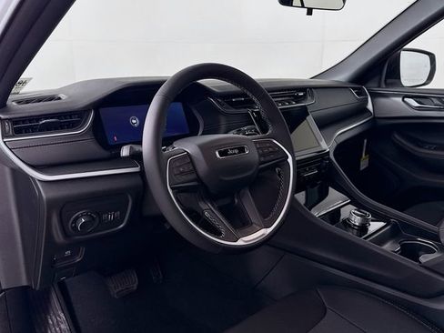 New 2025 Jeep Grand Cherokee Laredo image 9