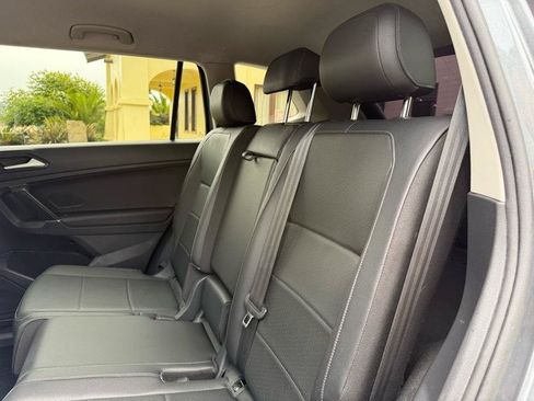 Used 2018 Volkswagen Tiguan SE AWD/4WD image 35