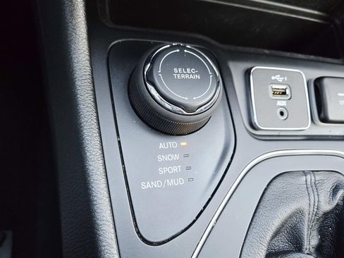 Used 2021 Jeep Cherokee Latitude image 30