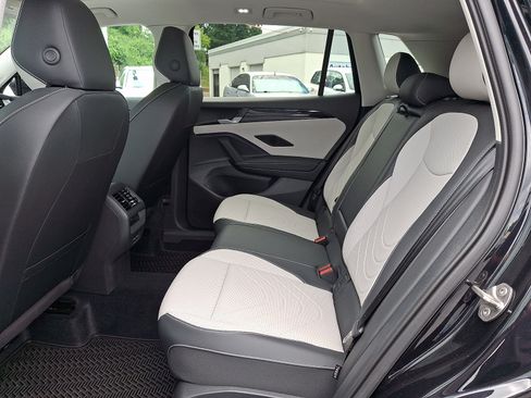 Used 2025 Volkswagen Tiguan SE AWD/4WD image 5