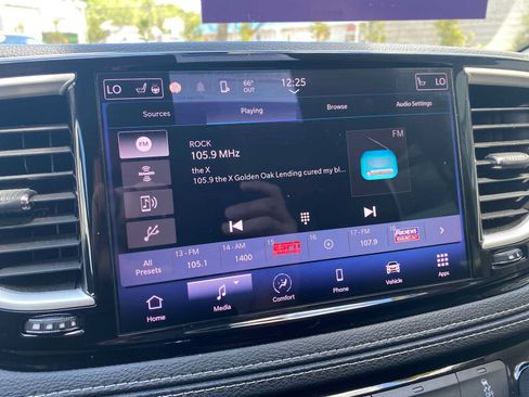 Used 2022 Chrysler Pacifica Touring-L FWD image 23