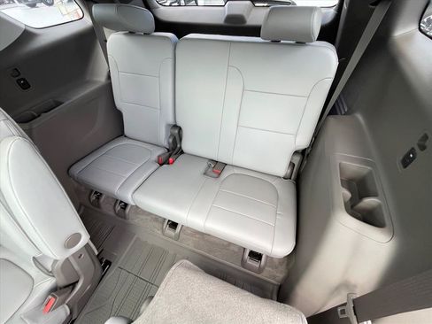 Used 2018 Chevrolet Traverse Premier w/ Driver Confidence II Package FWD image 28