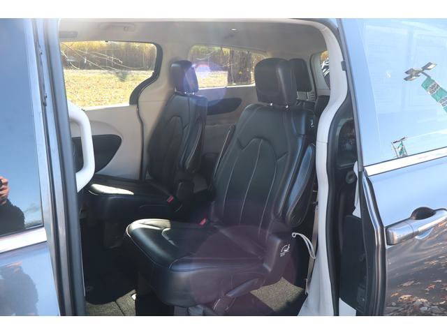 Used 2017 Chrysler Pacifica Touring-L FWD image 6