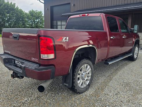 Used 2013 GMC Sierra 2500 Denali w/ Suspension Package, Off-Road AWD/4WD image 3