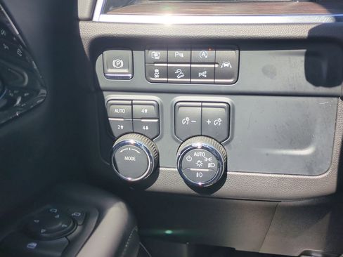 Certified 2025 Chevrolet Suburban Z71 AWD/4WD image 18