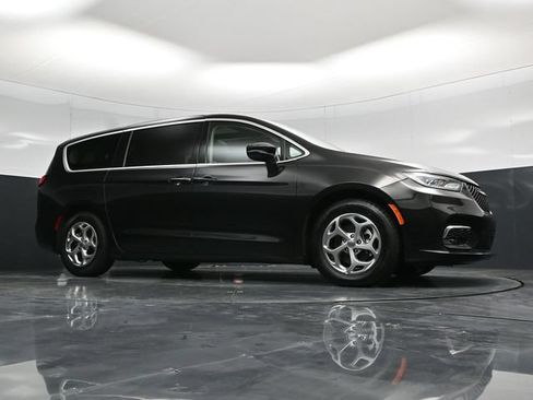 Certified 2024 Chrysler Pacifica Limited FWD image 61