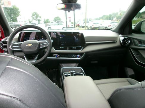 Used 2026 Chevrolet Equinox LT w/ Convenience Package II FWD image 13
