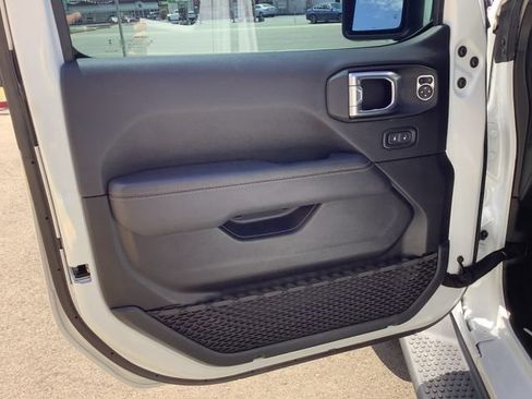 Used 2023 Jeep Wrangler Unlimited Sahara AWD/4WD image 9