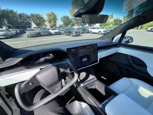 Used 2022 Tesla Model X Plaid image 7