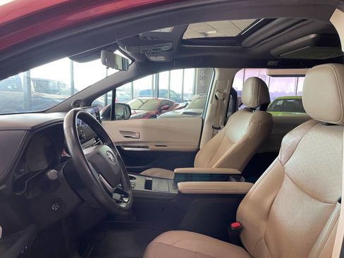 Used 2021 Toyota Sienna Limited image 16