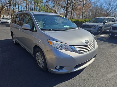 Used 2017 Toyota Sienna XLE w/ XLE Navigation Package image 10