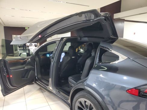 Used 2019 Tesla Model X image 14