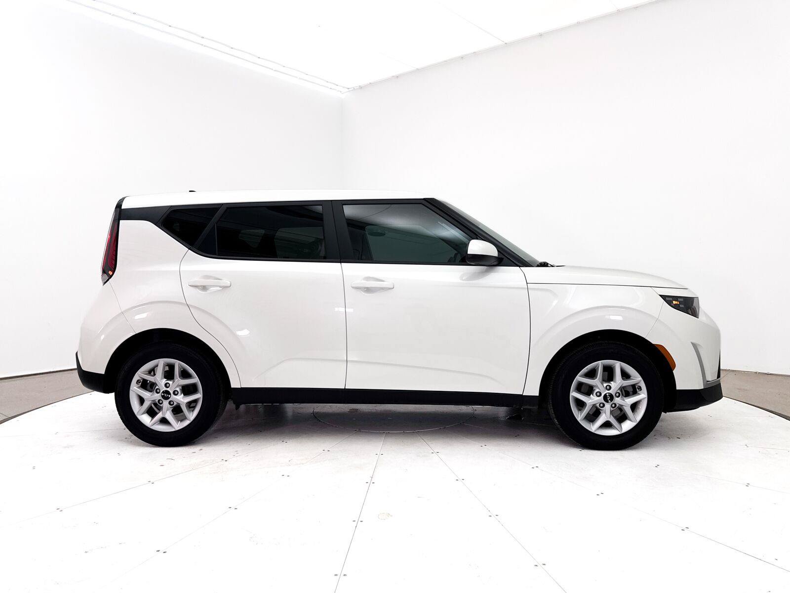 Used 2025 Kia Soul LX w/ LX Technology Package FWD image 38