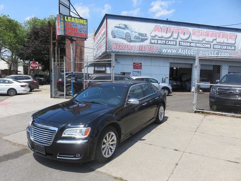 Used 2012 Chrysler 300 Limited RWD image 2