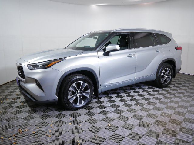 Used 2022 Toyota Highlander XLE AWD/4WD image 2