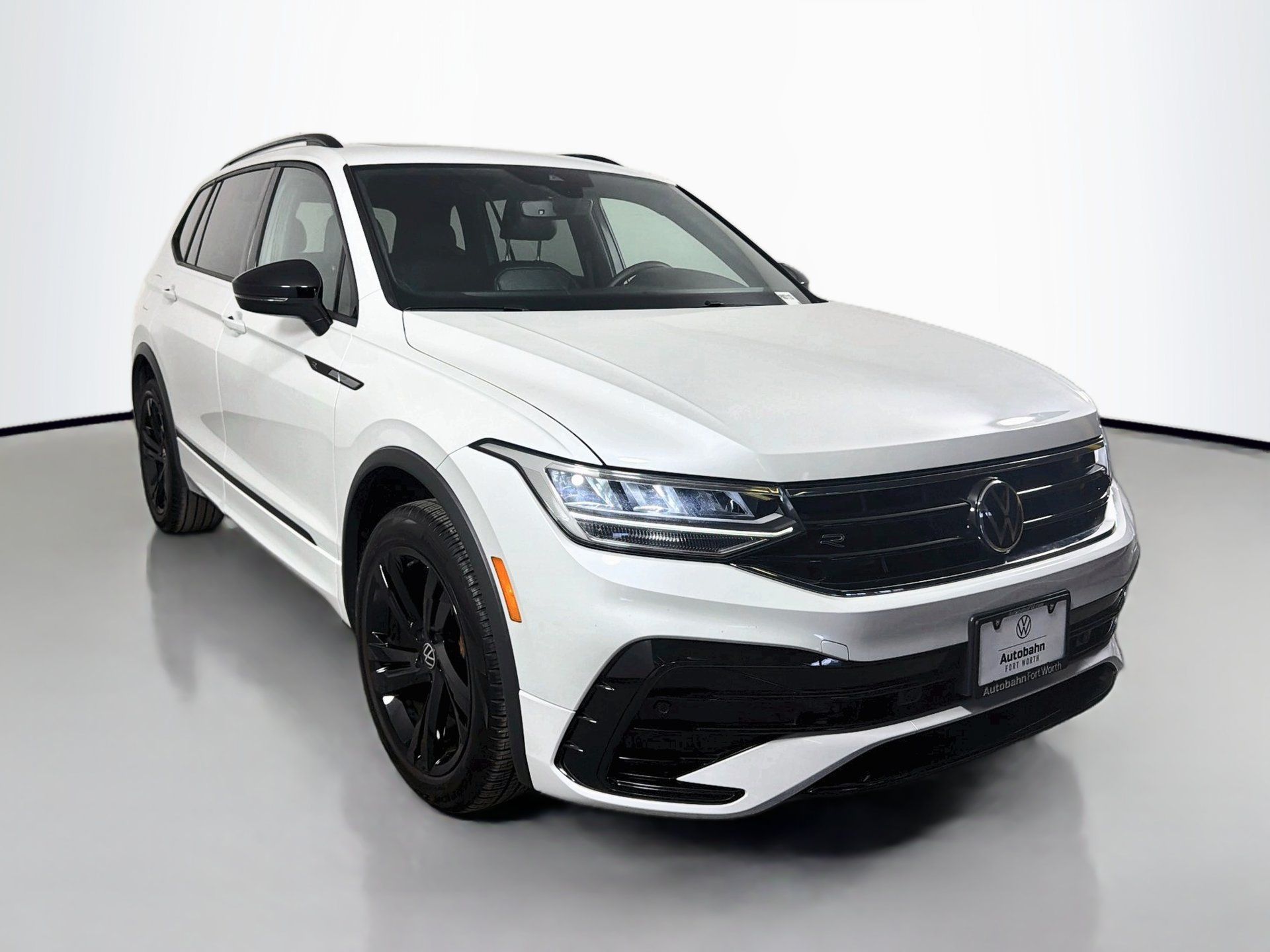Used 2023 Volkswagen Tiguan SE R-Line FWD image 3