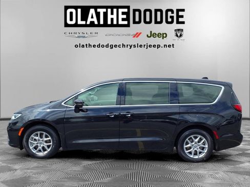 Used 2023 Chrysler Pacifica Touring-L FWD image 20