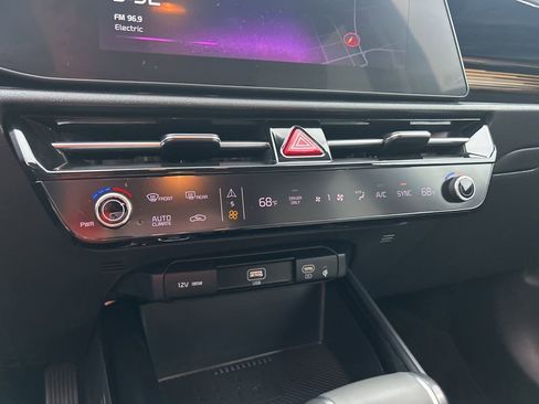 Used 2023 Kia Niro EX image 23