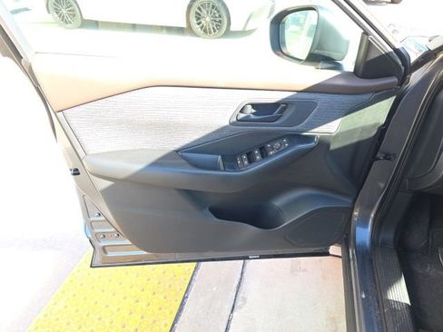 Used 2023 Nissan Rogue S image 11