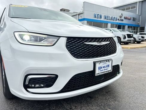 Used 2024 Chrysler Pacifica Touring-L w/ Uconnect Theater Family Group FWD image 4