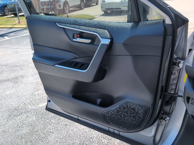 Used 2022 Toyota RAV4 XLE w/ Convenience Package FWD image 23