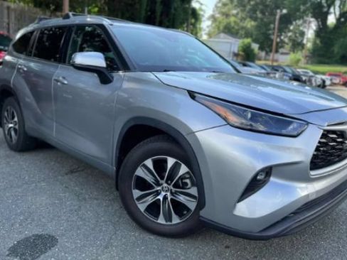 Used 2022 Toyota Highlander XLE AWD/4WD image 6
