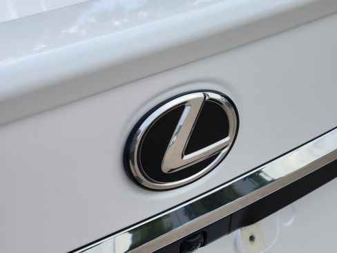 Used 2024 Lexus ES 300h Ultra Luxury w/ Accessory Package (Z2) FWD image 9