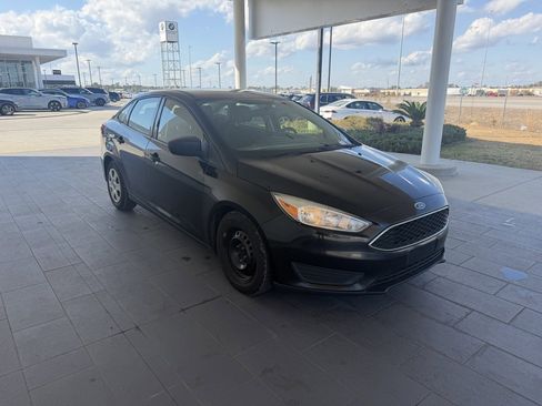 Used 2017 Ford Focus S image 3