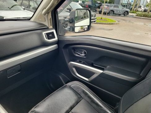 Used 2019 Nissan Titan PRO-4X w/ Pro-4x Convenience Package AWD/4WD image 16