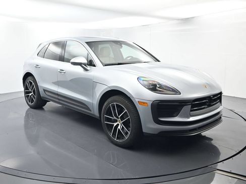 Certified 2025 Porsche Macan AWD/4WD image 17