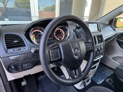Used 2018 Dodge Grand Caravan SE w/ UConnect Hands-Free Group FWD image 18