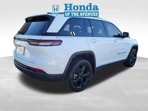 Used 2023 Jeep Grand Cherokee Altitude RWD image 4