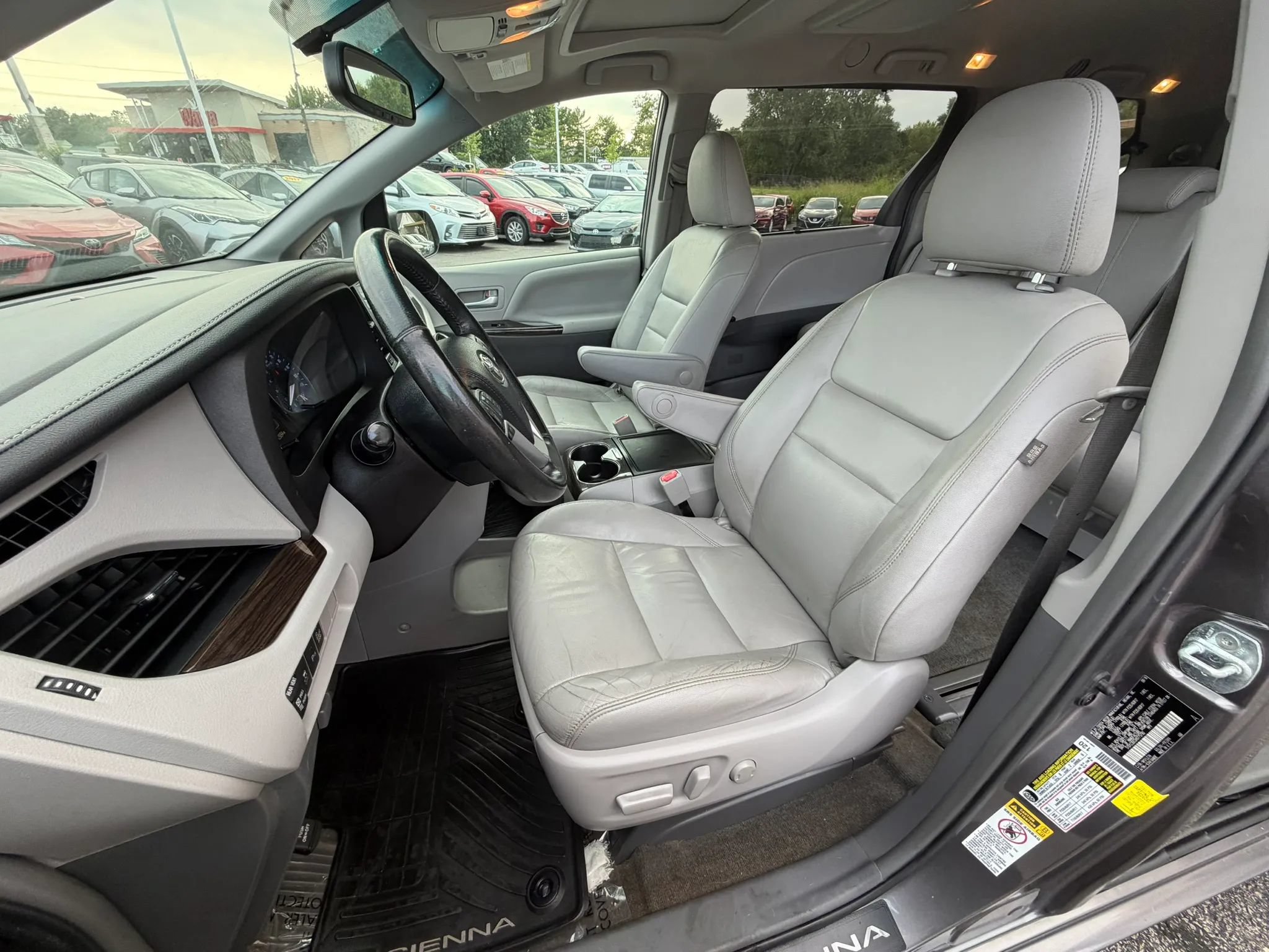 Used 2017 Toyota Sienna XLE Premium FWD image 14
