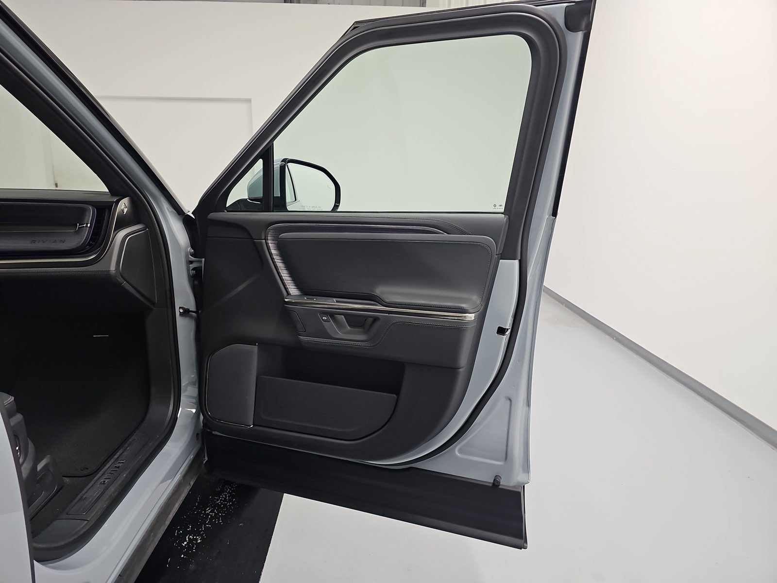 Used 2025 Rivian R1T Adventure Dual AWD/4WD image 18