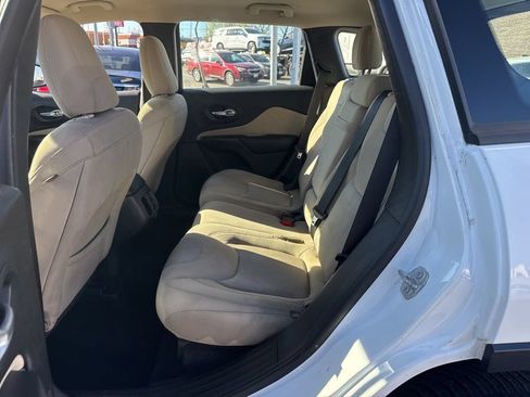 Used 2016 Jeep Cherokee Sport FWD image 10