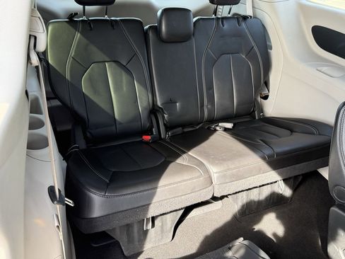 Used 2024 Chrysler Pacifica Touring-L image 32
