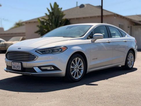 Used 2017 Ford Fusion SE w/ Equipment Group 602A FWD image 4