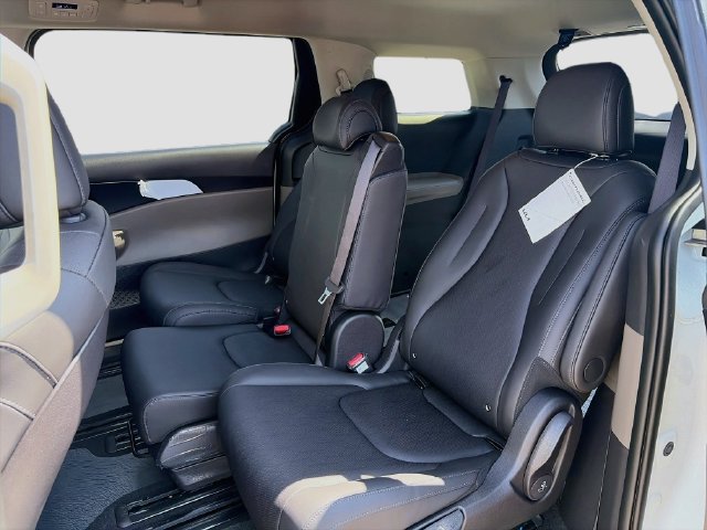 New 2026 Kia Carnival FWD image 24