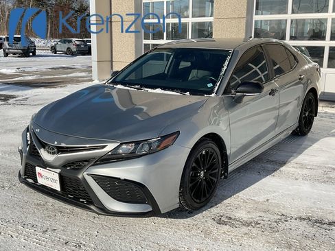 Used 2022 Toyota Camry SE image 1