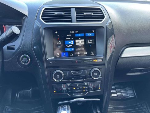 Used 2017 Ford Explorer XLT w/ Equipment Group 202A AWD/4WD image 26