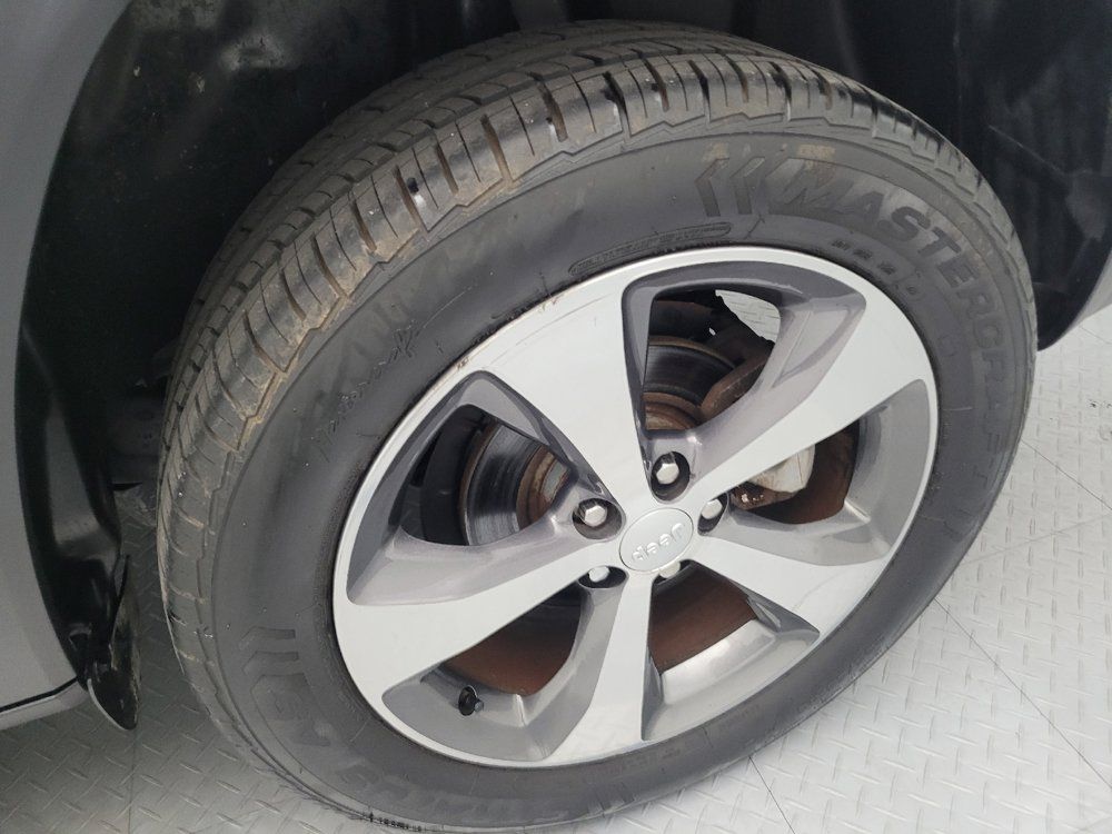 Used 2019 Jeep Cherokee Limited FWD image 31