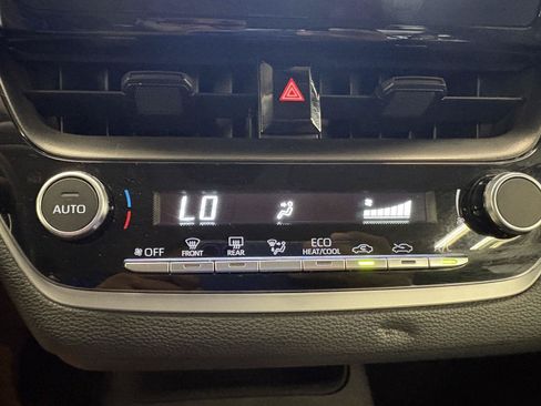 Used 2025 Toyota Corolla LE FWD image 31