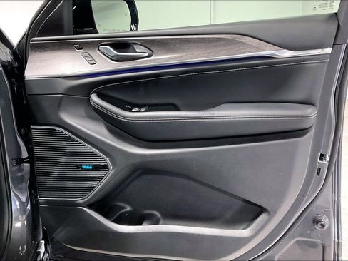 Used 2022 Jeep Grand Cherokee Overland w/ Adv Protech Group III image 23