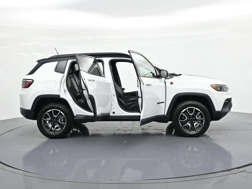 Used 2025 Jeep Compass Trailhawk AWD/4WD image 22